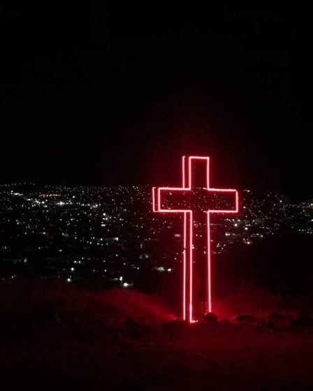 Les voisins qualifient la croix lumineuse de la nouvelle église de Skien de "très agaçante" - 15
