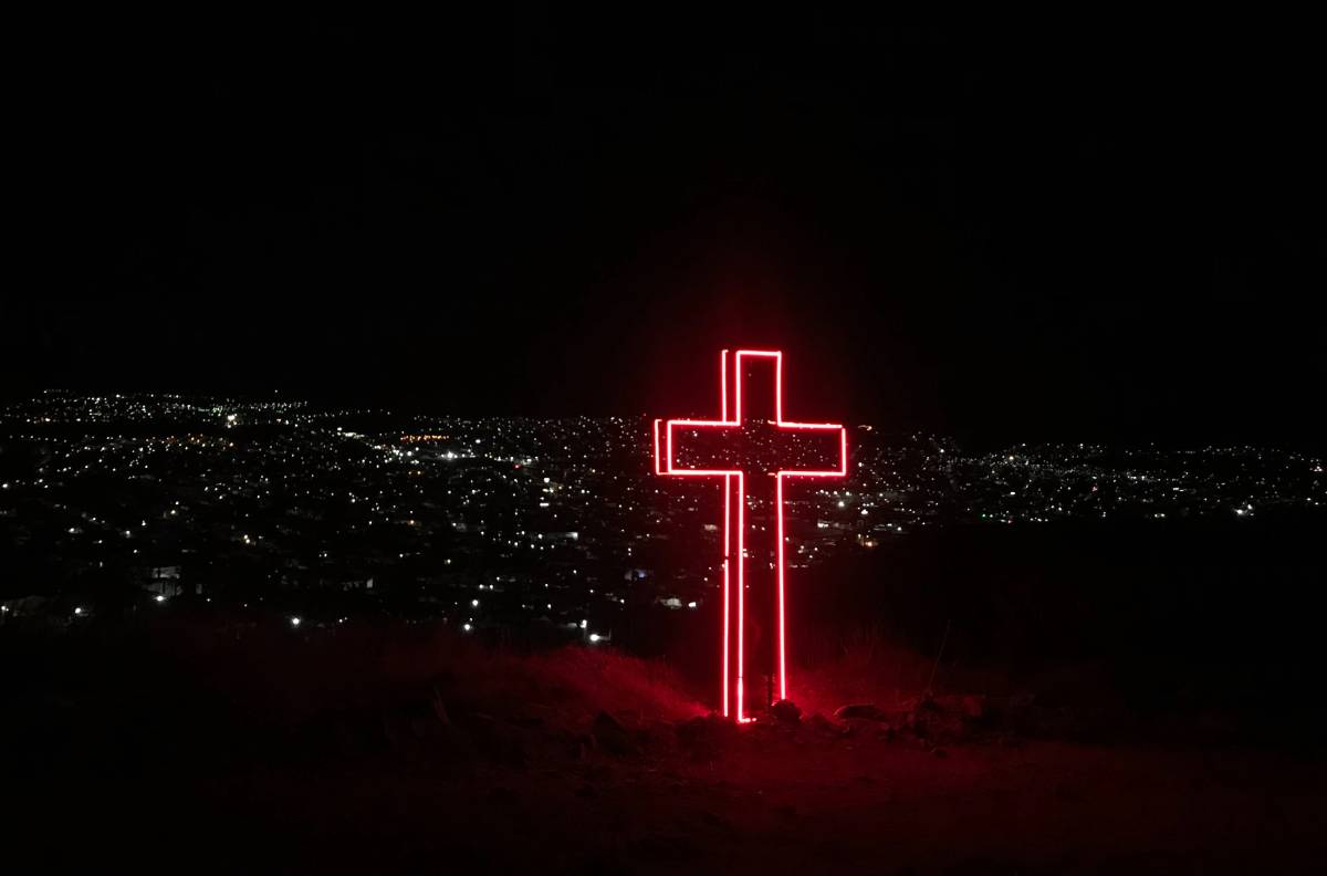 Les voisins qualifient la croix lumineuse de la nouvelle église de Skien de "très agaçante" - 5