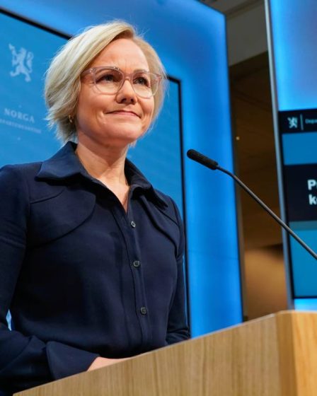 Ministre norvégien de la Santé : arrêtez de serrer la main - utilisez les coudes pour saluer à nouveau les gens - 4