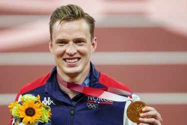 PHOTO : les yeux de Warholm brillaient pendant l'hymne norvégien alors qu'il recevait la médaille d'or olympique - 20