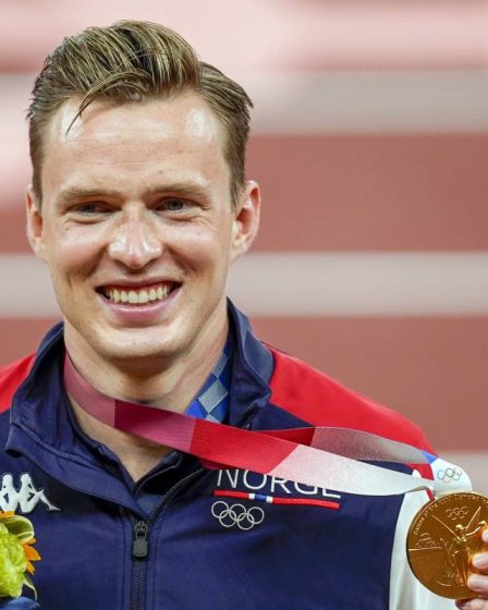 PHOTO : les yeux de Warholm brillaient pendant l'hymne norvégien alors qu'il recevait la médaille d'or olympique - 18