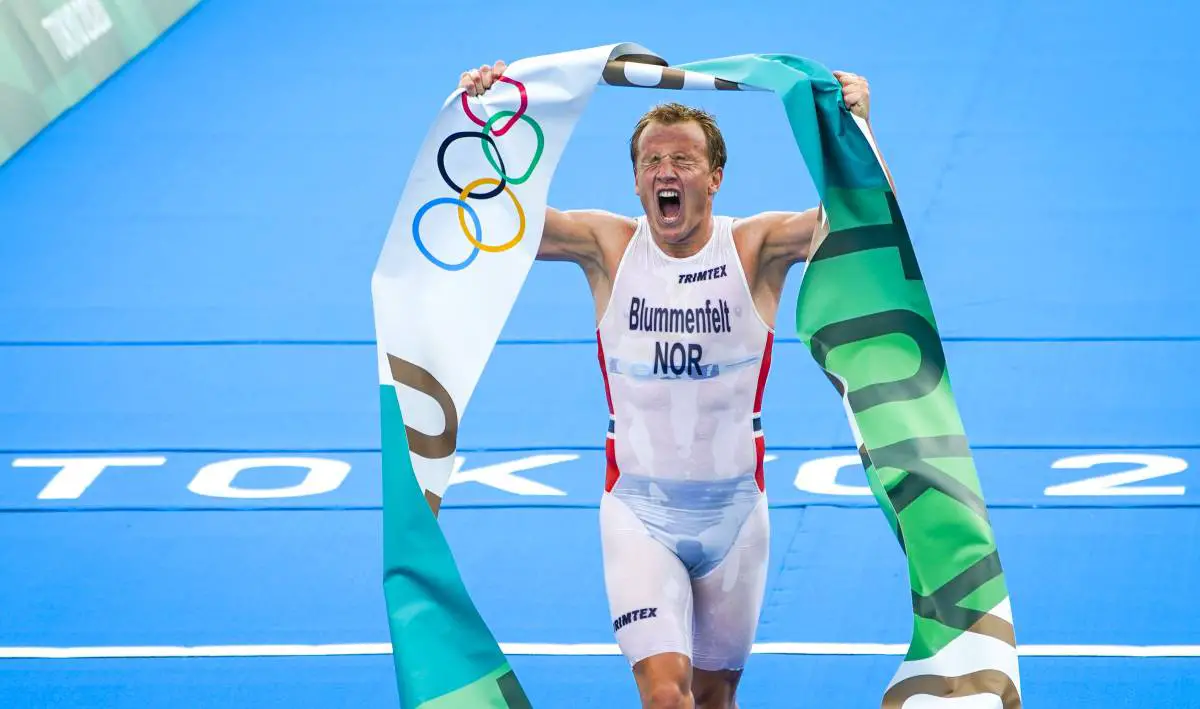 Le roi Harald et le Premier ministre Erna Solberg félicitent Kristian Blummenfelt pour sa médaille d'or olympique - 3