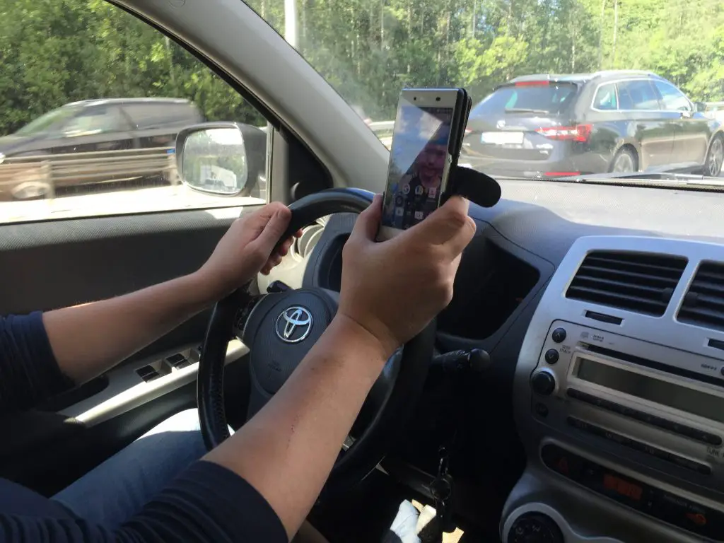 Un homme arrêté 18 fois pour avoir utilisé son téléphone portable 4 Un homme arrêté 18 fois pour avoir utilisé son téléphone portable - 3