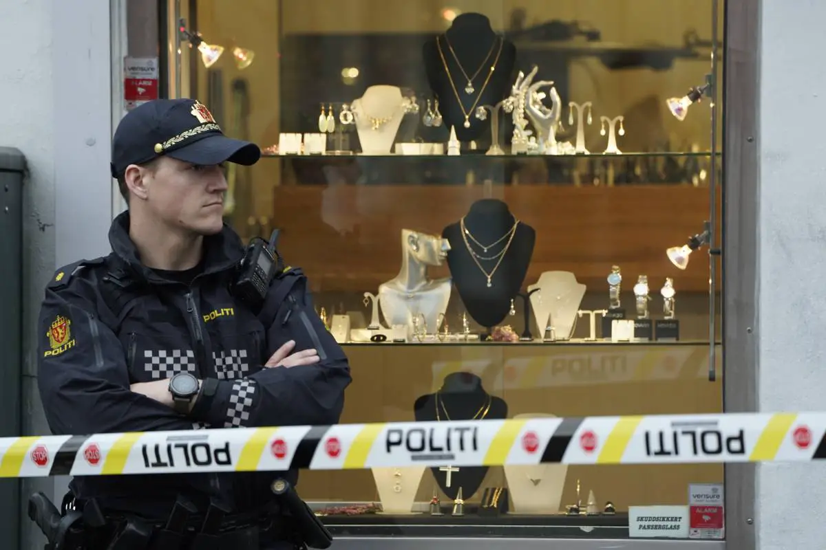 PHOTO : un bijoutier à Oslo cambriolé - la police recherche l'auteur - 7