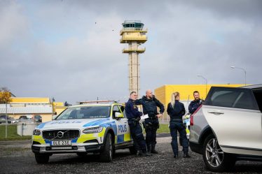 PHOTO : 14 personnes arrêtées après des manifestations pour le climat dans les aéroports suédois - 16