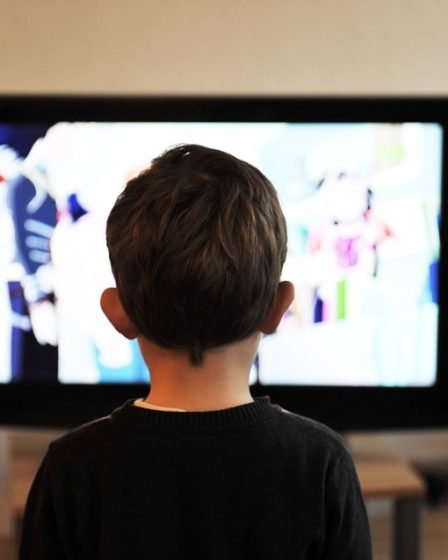 Nous regardons toujours la plupart des émissions à la télévision 2 Nous regardons toujours la plupart des émissions à la télévision - 1