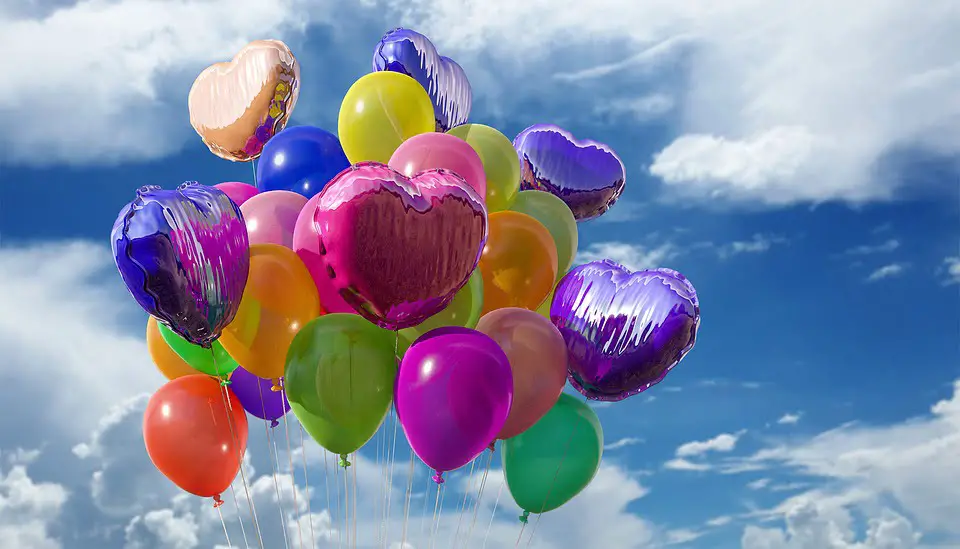 Ballons d'hélium invendus envoyés dans l'air 6 Ballons d'hélium invendus envoyés dans l'air - 5