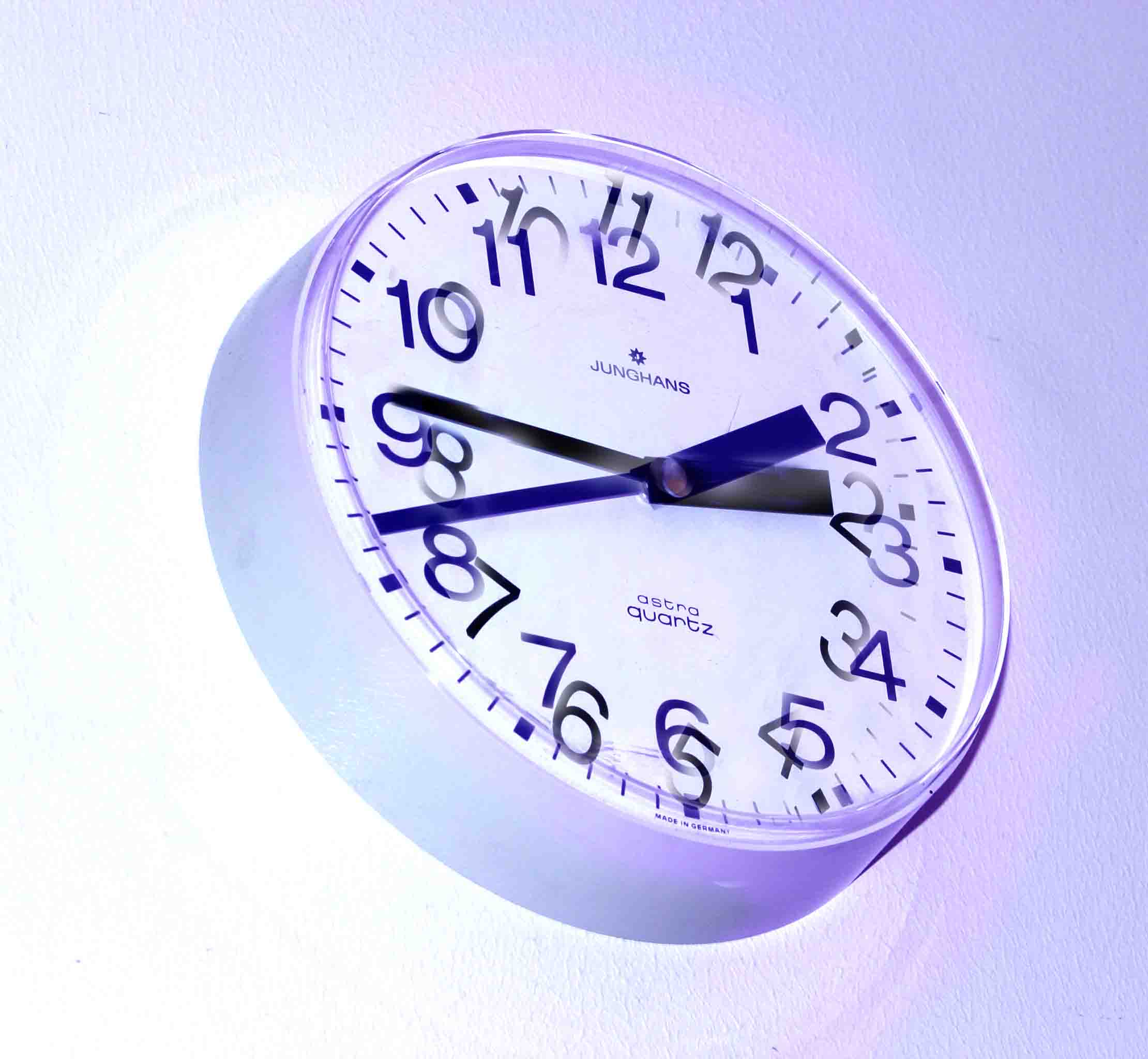 L'heure d'été commence la nuit jusqu'au dimanche. L'horloge est avancée d'une heure à 2 heures du matin. 4 L'heure d'été commence la nuit jusqu'au dimanche. L'horloge est avancée d'une heure à 2 heures du matin. - 3