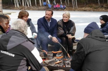 La princesse héritière et le prince ont grillé des saucisses et jonglé aujourd'hui - 16