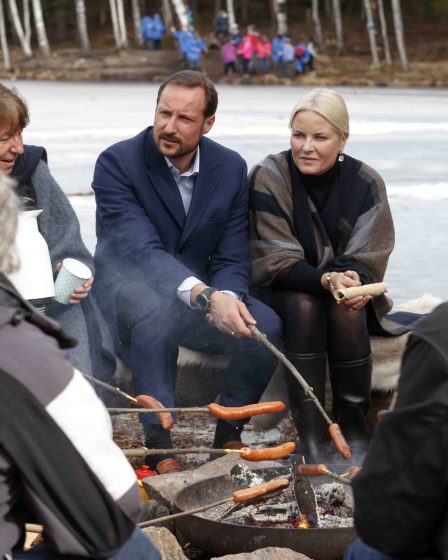 La princesse héritière et le prince ont grillé des saucisses et jonglé aujourd'hui 8 La princesse héritière et le prince ont grillé des saucisses et jonglé aujourd'hui - 7