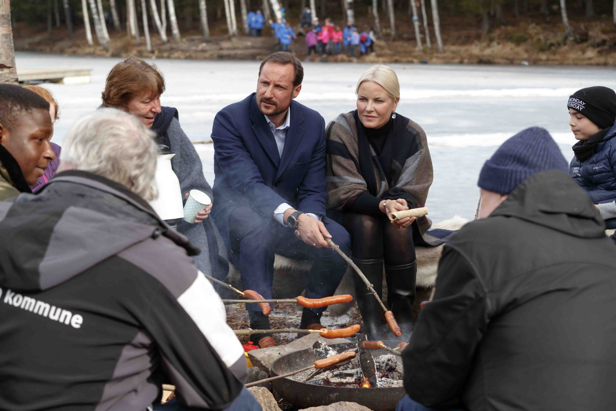 La princesse héritière et le prince ont grillé des saucisses et jonglé aujourd'hui - 3