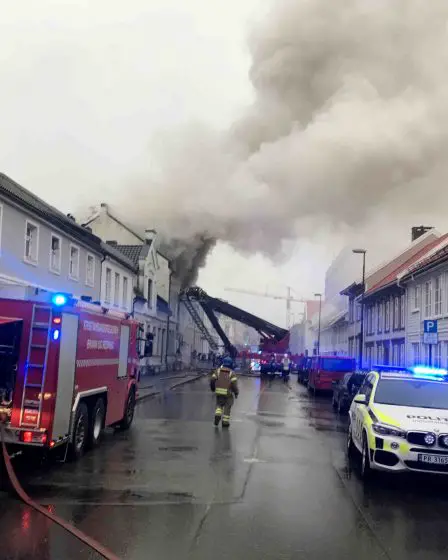 Une personne peut-être portée disparue dans un incendie qui brûle actuellement dans le centre de Kristiansand 14 Une personne peut-être portée disparue dans un incendie qui brûle actuellement dans le centre de Kristiansand - 13