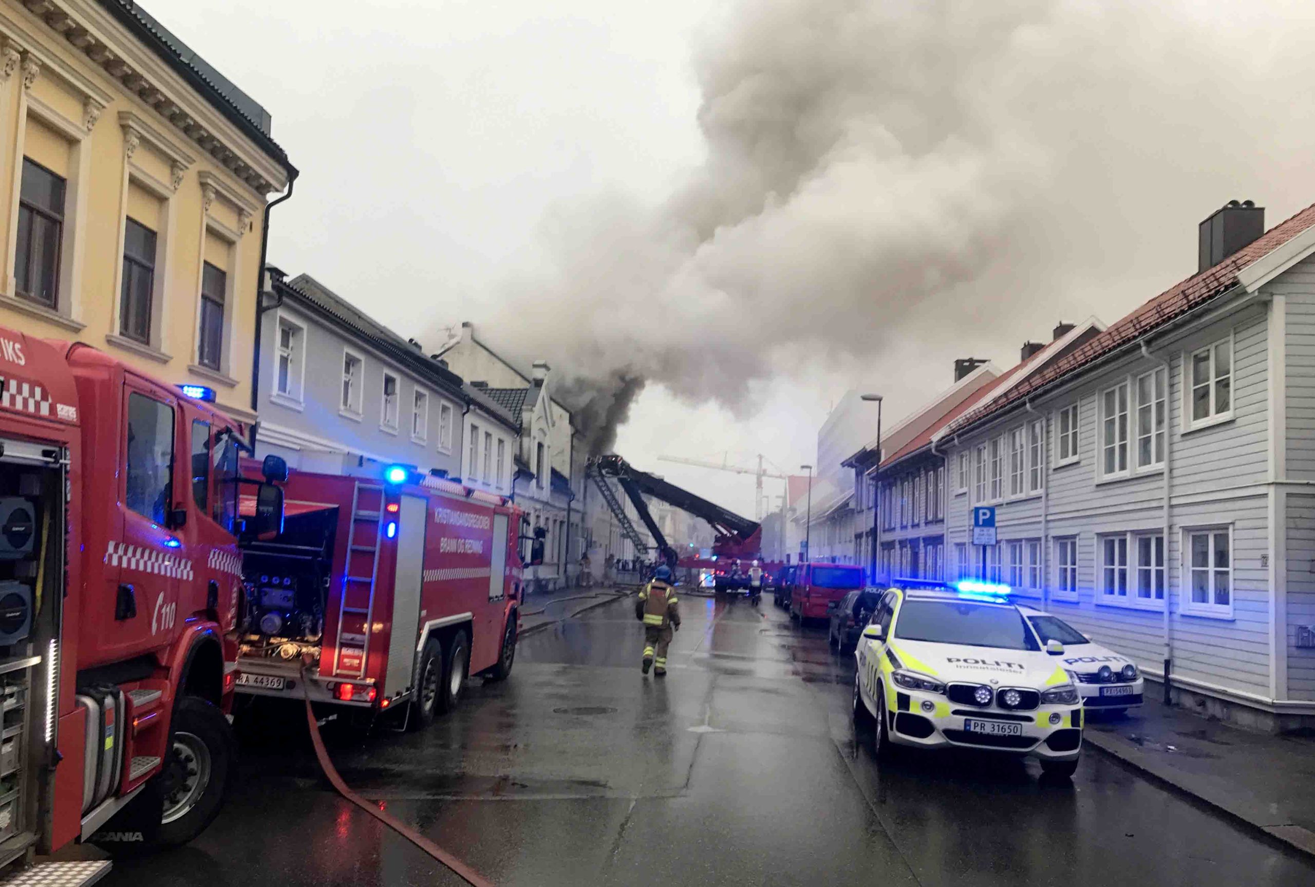Une personne peut-être portée disparue dans un incendie qui brûle actuellement dans le centre de Kristiansand 4 Une personne peut-être portée disparue dans un incendie qui brûle actuellement dans le centre de Kristiansand - 3