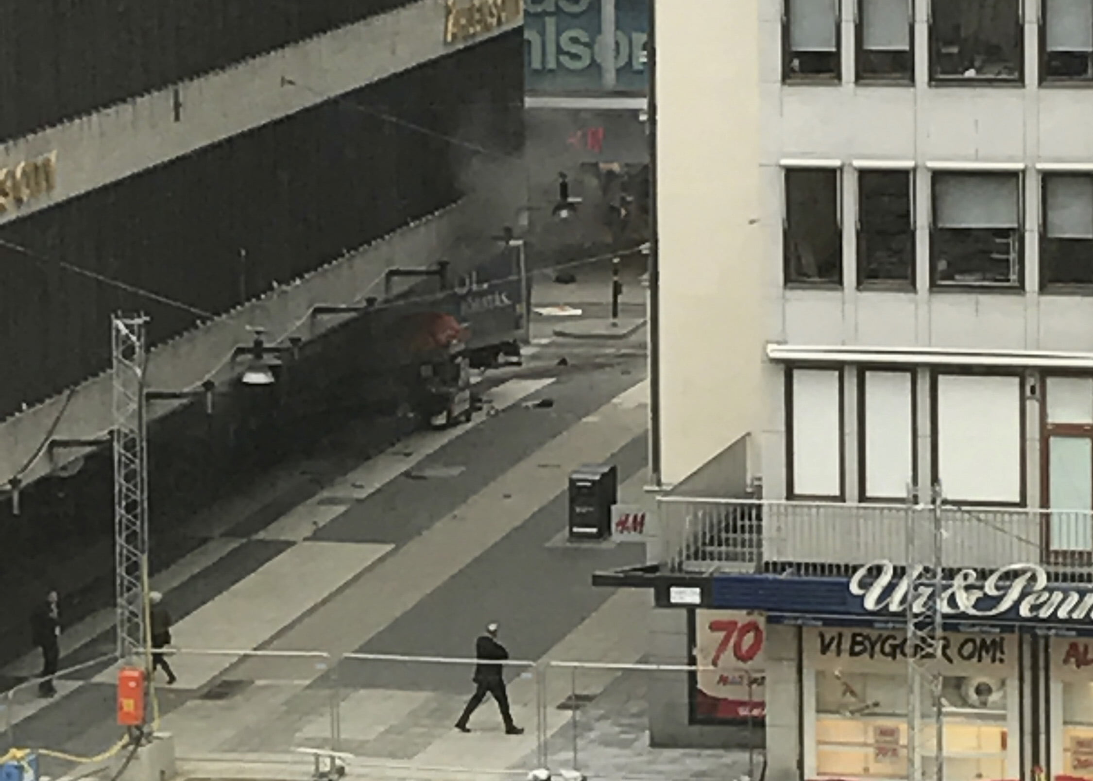 Stockholm : la police suédoise soupçonne une attaque terroriste 4 Stockholm : la police suédoise soupçonne une attaque terroriste - 3