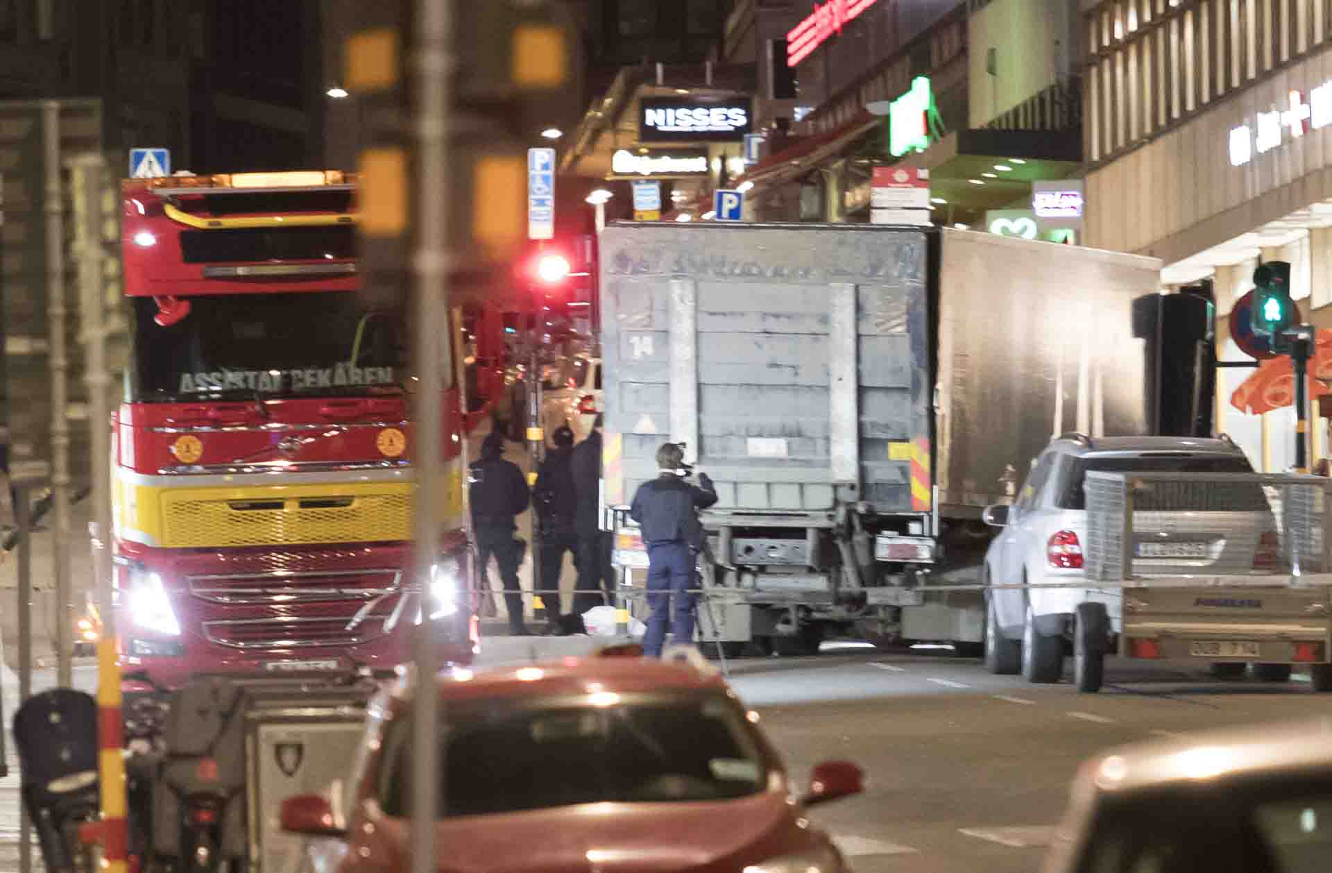La Suède pleure après l'attaque d'un camion 4 La Suède pleure après l'attaque d'un camion - 3