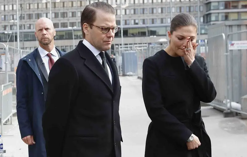La princesse héritière Victoria a rendu hommage aux victimes 4 La princesse héritière Victoria a rendu hommage aux victimes - 3
