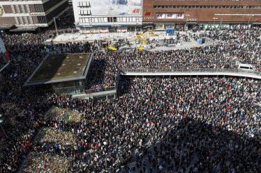 Des milliers de personnes rassemblées sur Sergelstorg en manifestation d'amour - 18