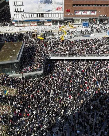 Des milliers de personnes rassemblées sur Sergelstorg en manifestation d'amour 5 Des milliers de personnes rassemblées sur Sergelstorg en manifestation d'amour - 4