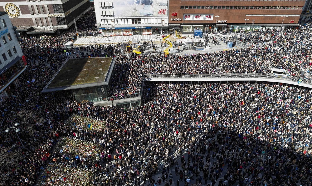 Des milliers de personnes rassemblées sur Sergelstorg en manifestation d'amour 4 Des milliers de personnes rassemblées sur Sergelstorg en manifestation d'amour - 3