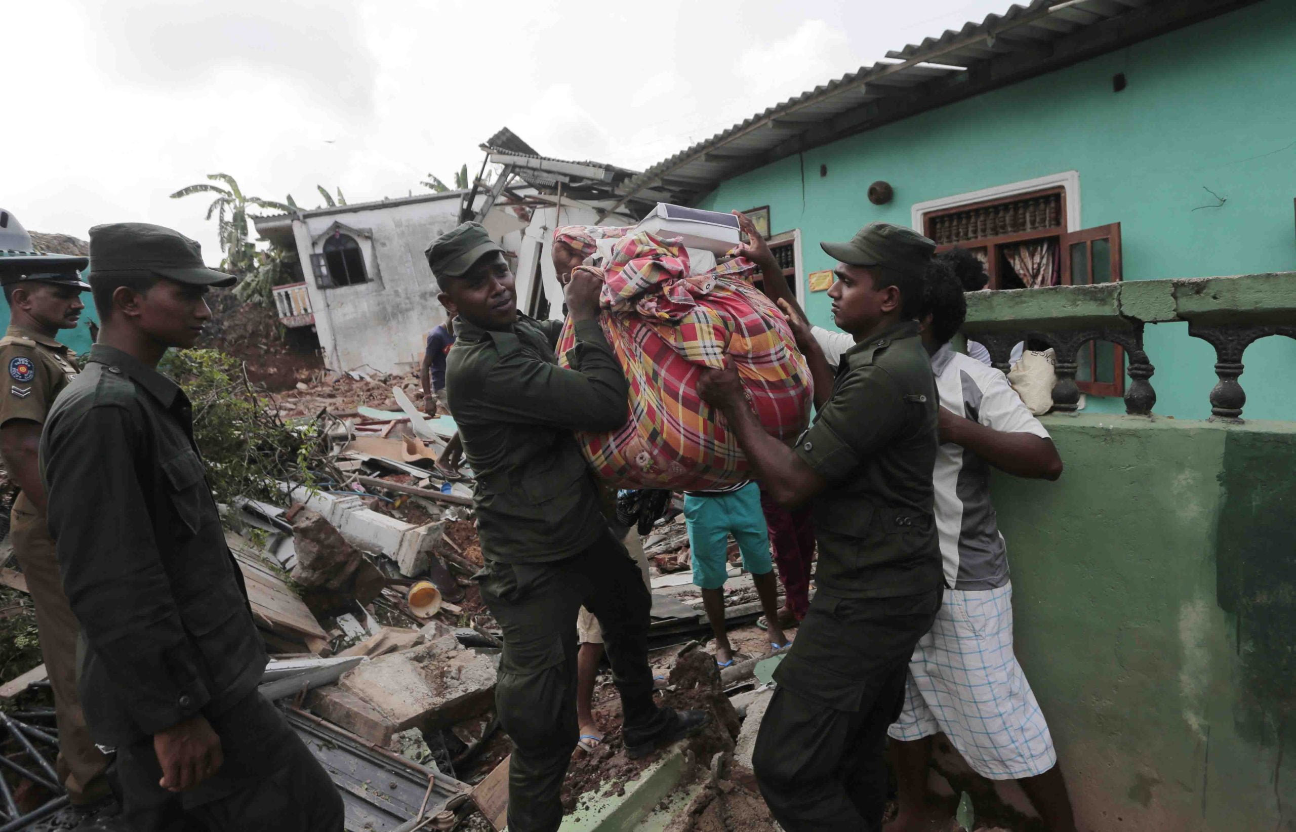 Au moins 16 morts dans le glissement de terrain d'ordures catastrophique au Sri Lanka 4 Au moins 16 morts dans le glissement de terrain d'ordures catastrophique au Sri Lanka - 3