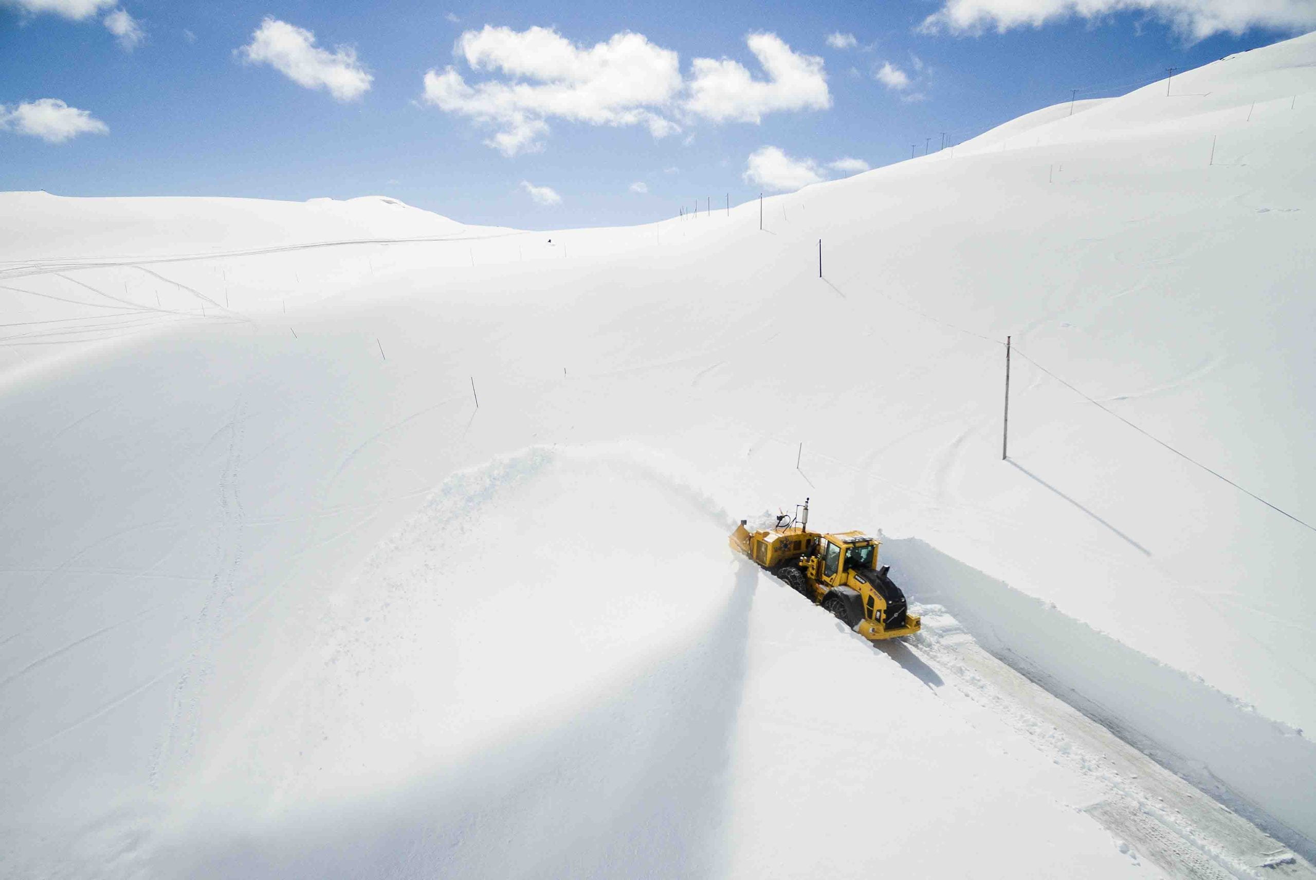 Se fraye un chemin à travers la neige pour ouvrir pour l'été 4 Se fraye un chemin à travers la neige pour ouvrir pour l'été - 3
