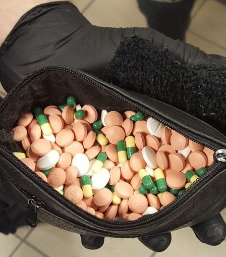 Un passager d'une compagnie aérienne a caché 1 000 comprimés dans une chaussette 28 Un passager d'une compagnie aérienne a caché 1 000 comprimés dans une chaussette - 27