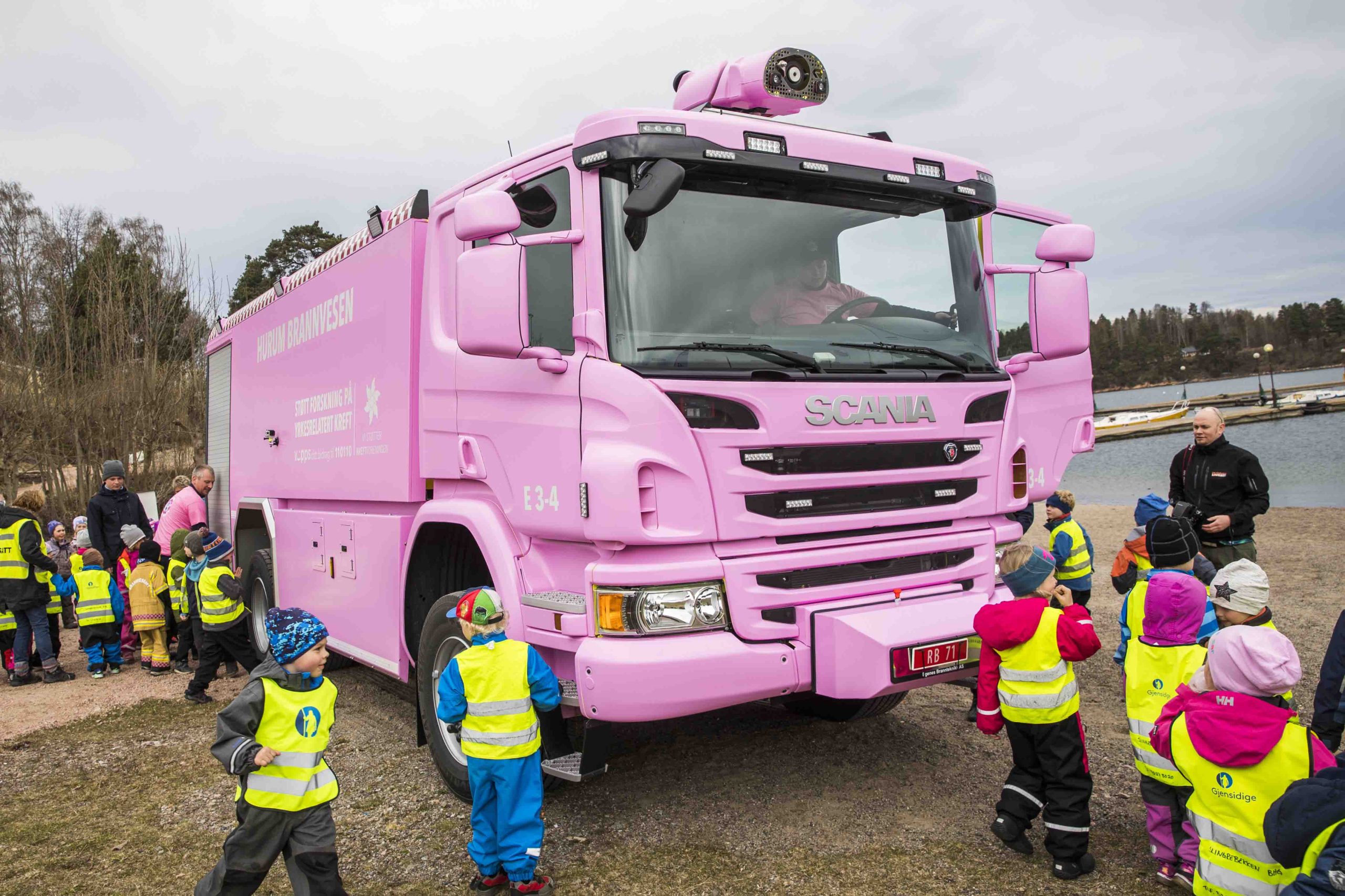 Hurum avec le premier camion de pompiers rose en Norvège 4 Hurum avec le premier camion de pompiers rose en Norvège - 3