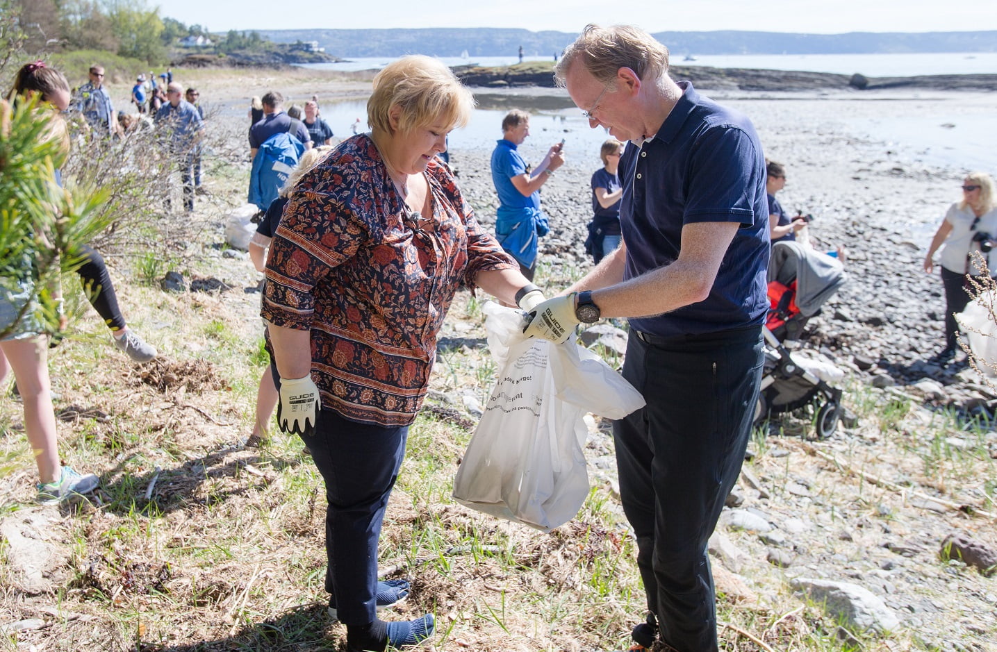 Le Premier ministre a participé à la Journée du nettoyage des plages 4 Le Premier ministre a participé à la Journée du nettoyage des plages - 3