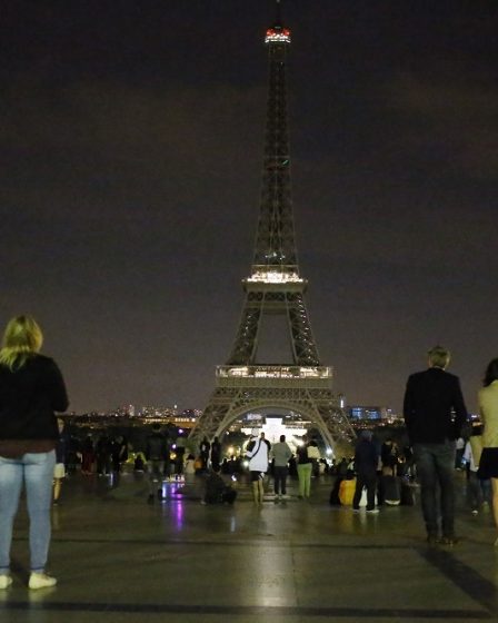 La Tour Eiffel s'éteint pour honorer les victimes de Londres 5 La Tour Eiffel s'éteint pour honorer les victimes de Londres - 4