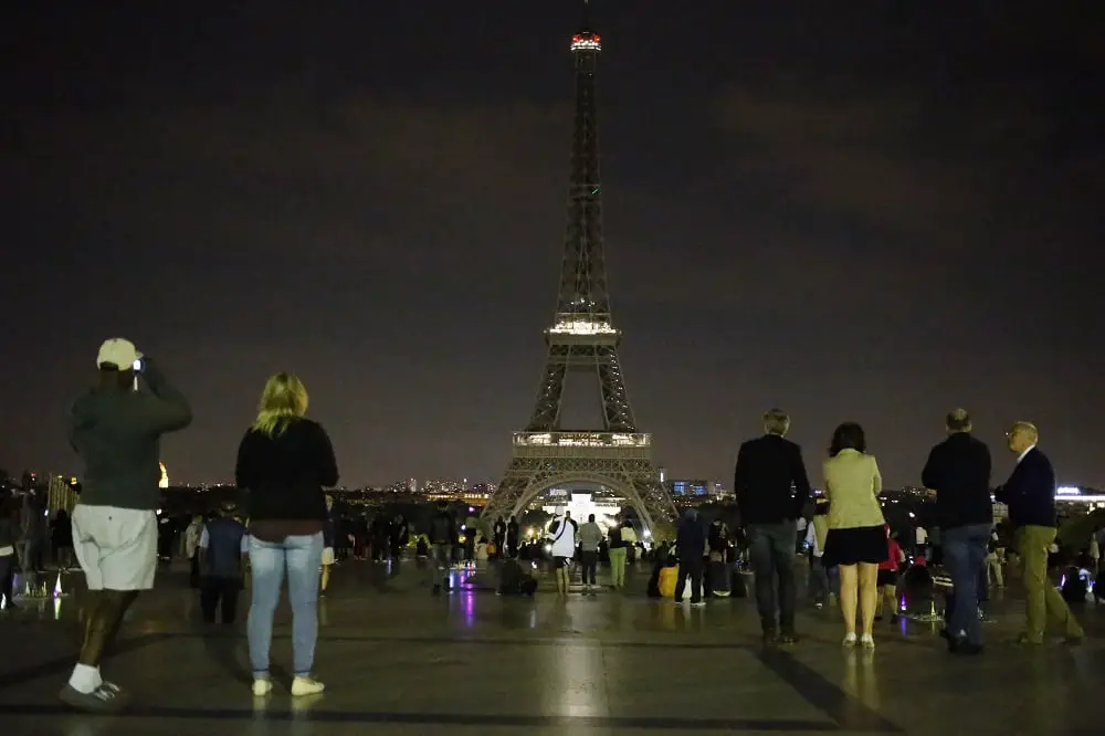 La Tour Eiffel s'éteint pour honorer les victimes de Londres 4 La Tour Eiffel s'éteint pour honorer les victimes de Londres - 3