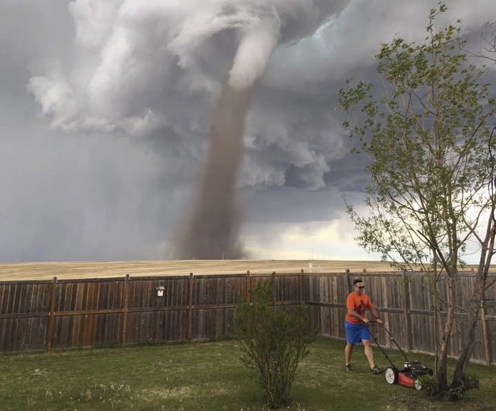 L'homme tond la pelouse avec la tornade derrière créé webstorm 4 L'homme tond la pelouse avec la tornade derrière créé webstorm - 3