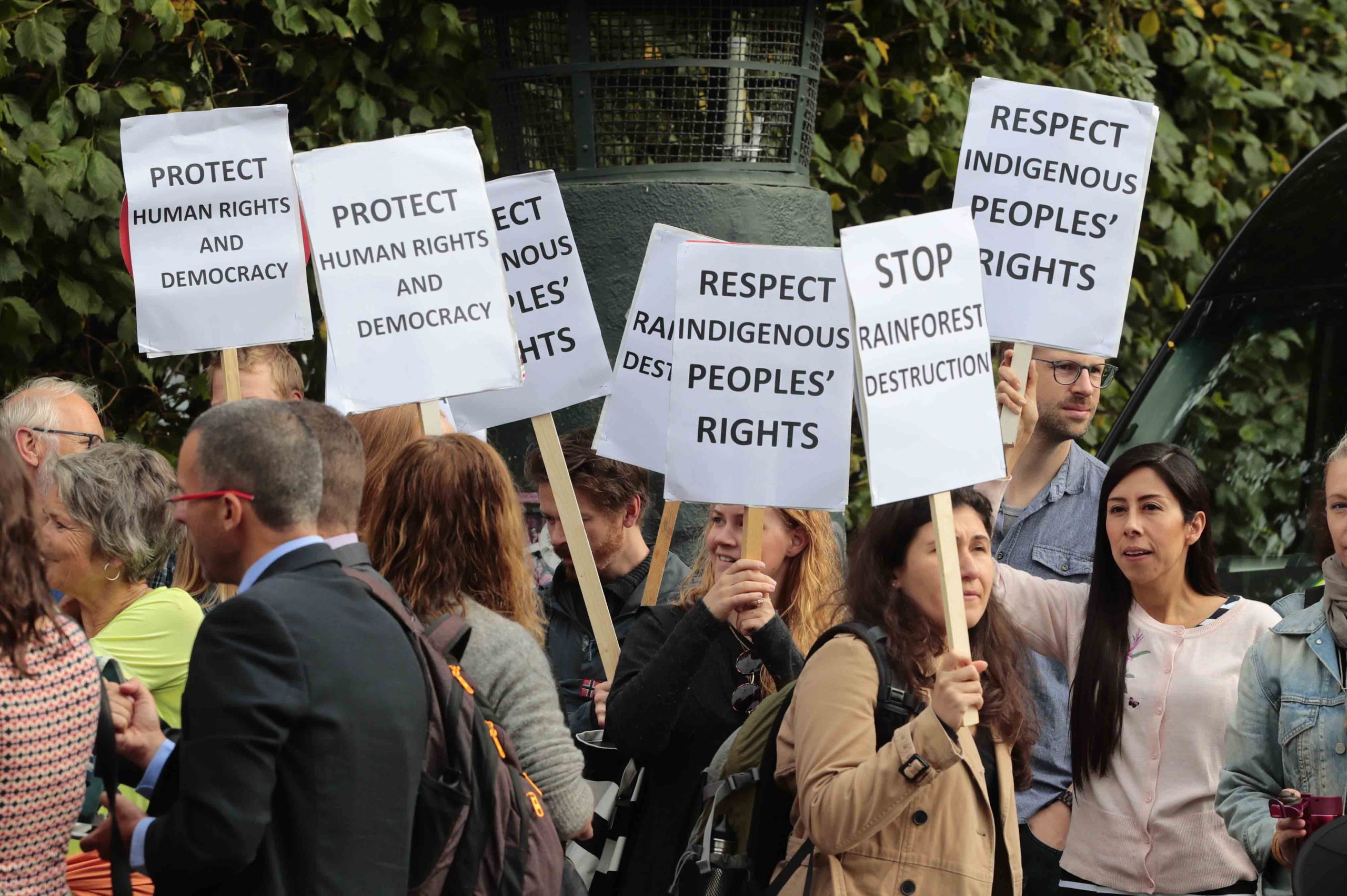 Le président brésilien rencontré par des militants de protestation 4 Le président brésilien rencontré par des militants de protestation - 3