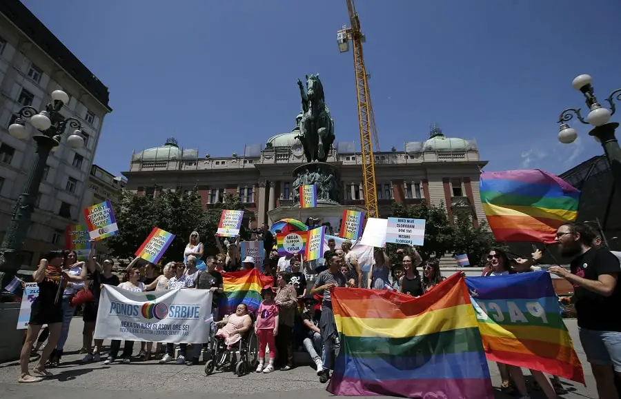 Des marcheurs gays en Serbie célèbrent la première Première ministre lesbienne du pays 8 Des marcheurs gays en Serbie célèbrent la première Première ministre lesbienne du pays - 7