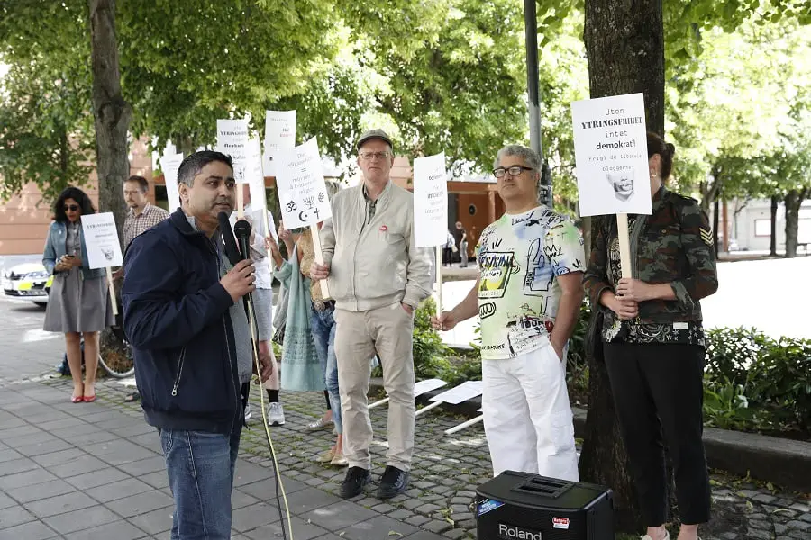 Des musulmans manifestent devant la mosquée controversée d'Oslo 4 Des musulmans manifestent devant la mosquée controversée d'Oslo - 3