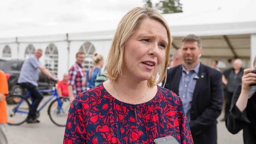 Listhaug a pointé son doigt vers le haut-parleur principal 4 Listhaug a pointé son doigt vers le haut-parleur principal - 3