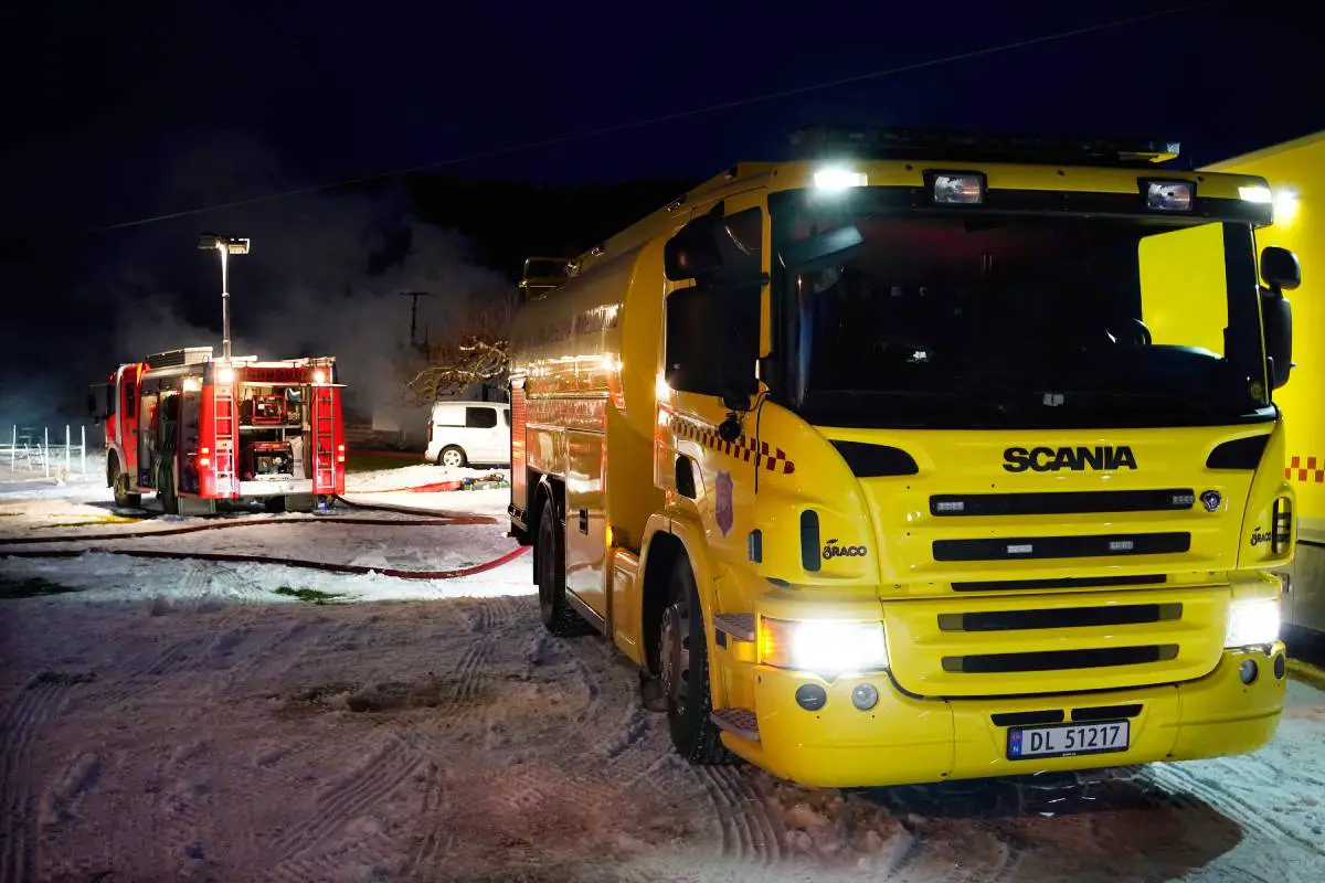 PHOTO : la police craint que quatre personnes restent probablement dans la maison qui a brûlé à Svelvik - 12