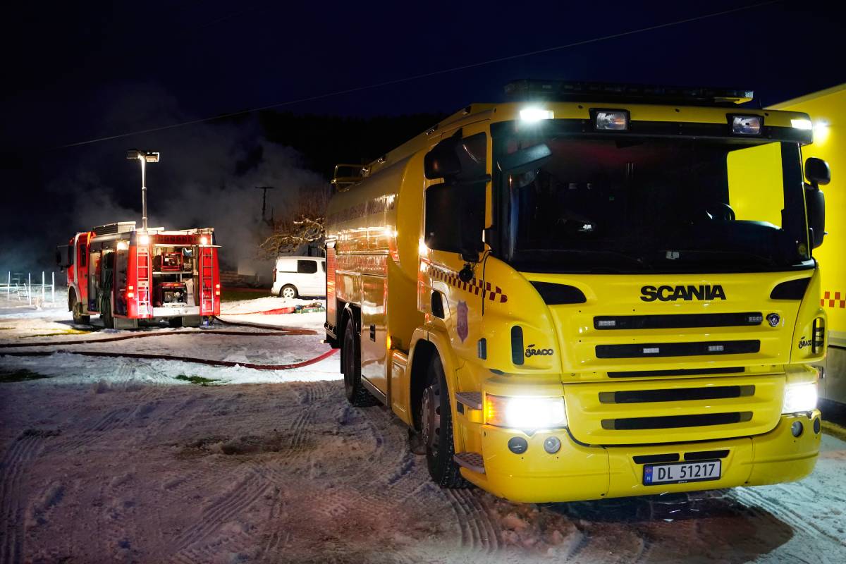 PHOTO : la police craint que quatre personnes restent probablement dans la maison qui a brûlé à Svelvik 10 PHOTO : la police craint que quatre personnes restent probablement dans la maison qui a brûlé à Svelvik - 9