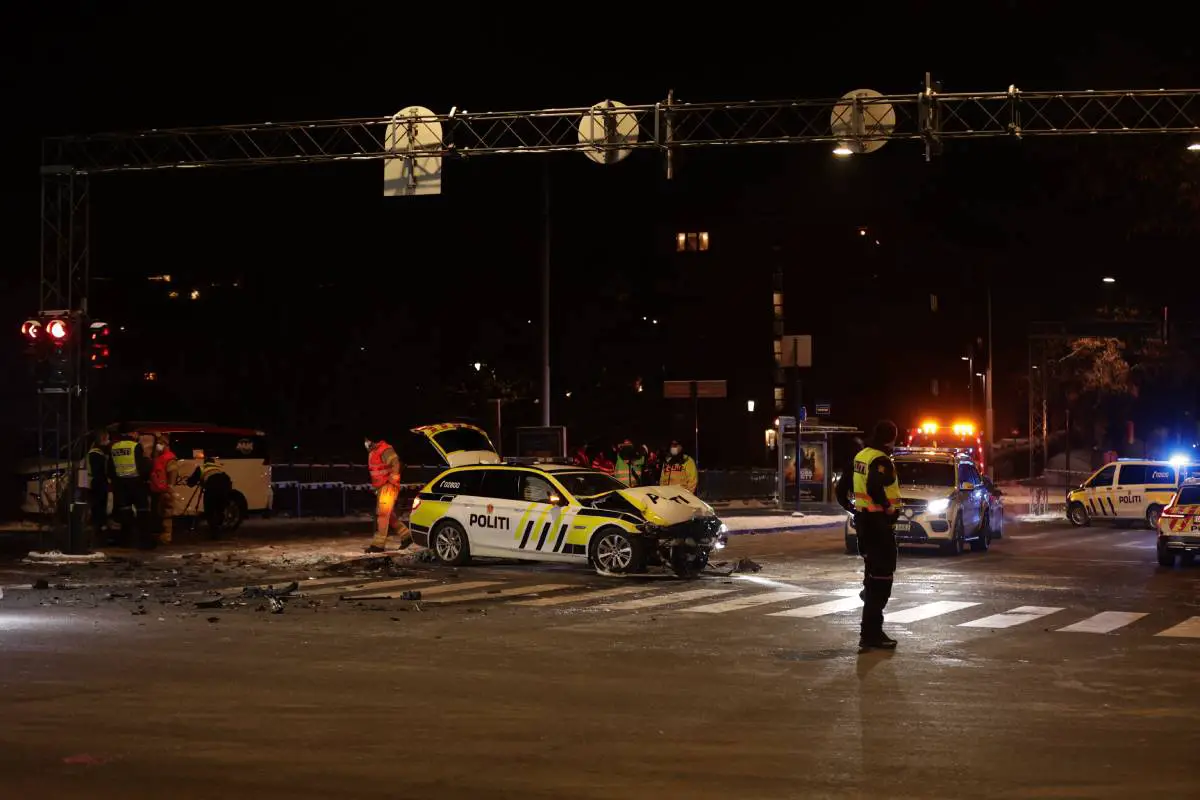 PHOTO : une voiture de police et un taxi entrent en collision à l'intersection du Ring 2 à Oslo - 9