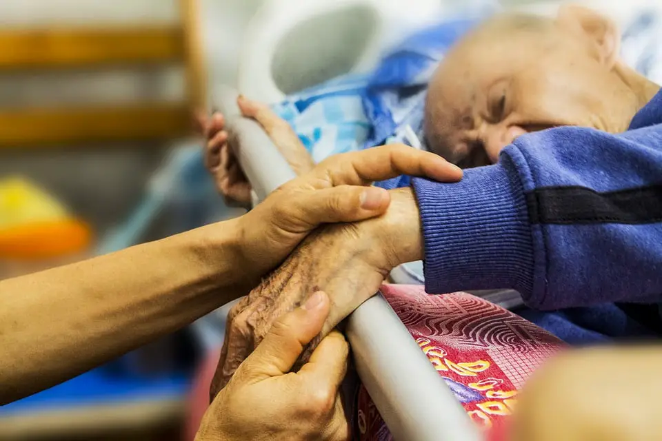 Les bénévoles représentent 90 000 ETP dans les soins aux personnes âgées 4 Les bénévoles représentent 90 000 ETP dans les soins aux personnes âgées - 3