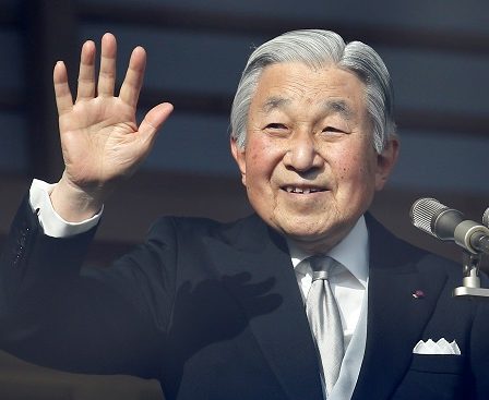 Des milliers de personnes célèbrent avec l'empereur du Japon 8 Des milliers de personnes célèbrent avec l'empereur du Japon - 7