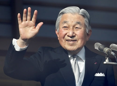 Des milliers de personnes célèbrent avec l'empereur du Japon - 3