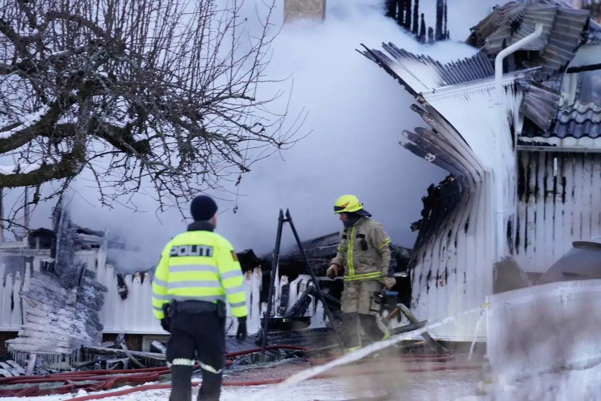 PHOTO : la police craint que quatre personnes restent probablement dans la maison qui a brûlé à Svelvik - 9