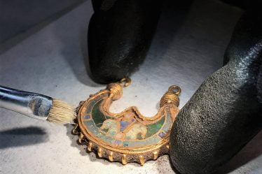PHOTO : une boucle d'oreille en or vieille de 1 000 ans découverte au Danemark pourrait avoir été un cadeau de l'empereur de Byzance à un chef viking - 20