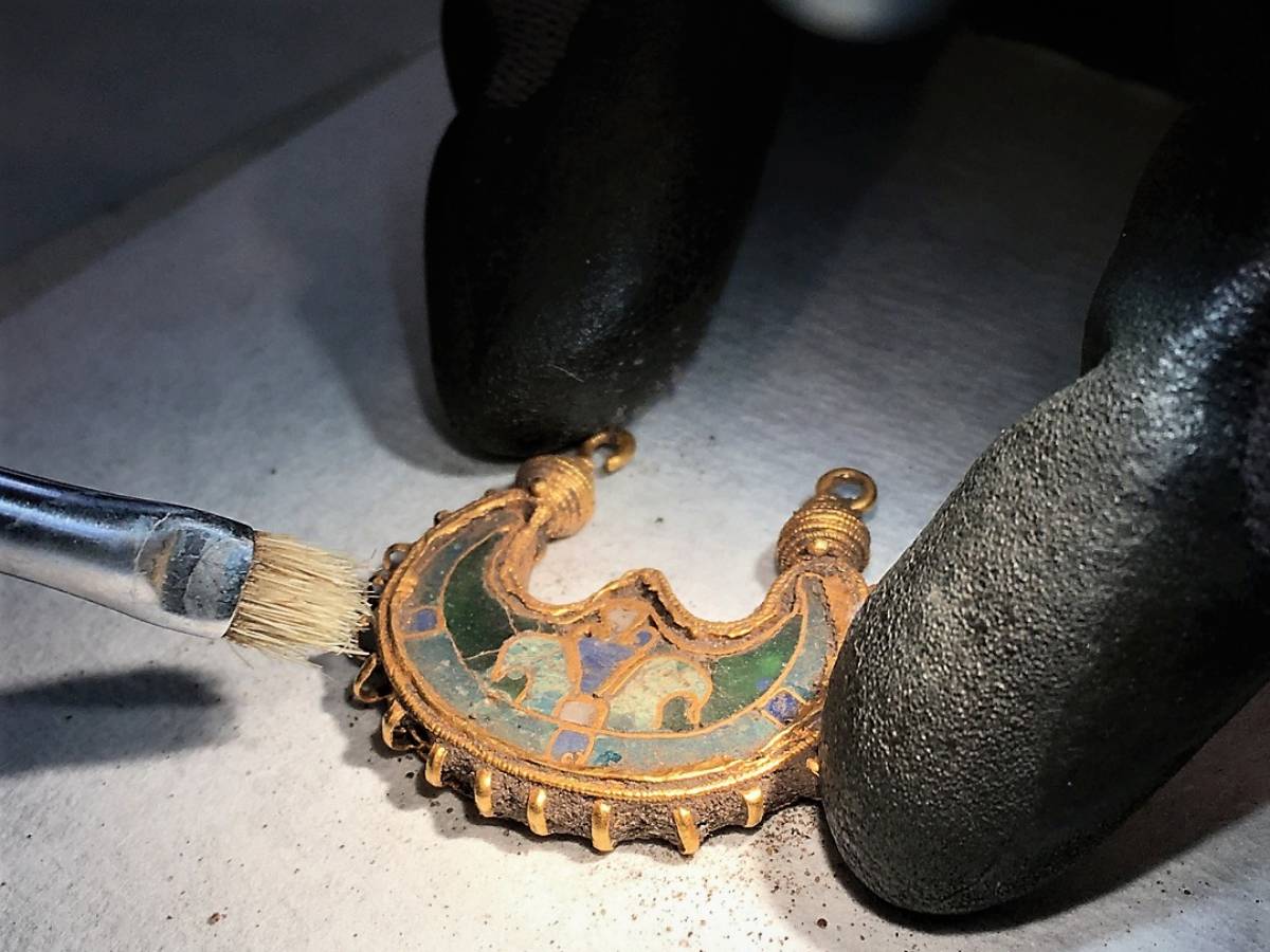 PHOTO : une boucle d'oreille en or vieille de 1 000 ans découverte au Danemark pourrait avoir été un cadeau de l'empereur de Byzance à un chef viking 4 PHOTO : une boucle d'oreille en or vieille de 1 000 ans découverte au Danemark pourrait avoir été un cadeau de l'empereur de Byzance à un chef viking - 3