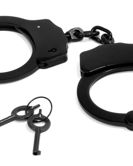 Menottes utilisées pendant les rapports sexuels - la police a dû aider à déverrouiller 29 Menottes utilisées pendant les rapports sexuels - la police a dû aider à déverrouiller - 28