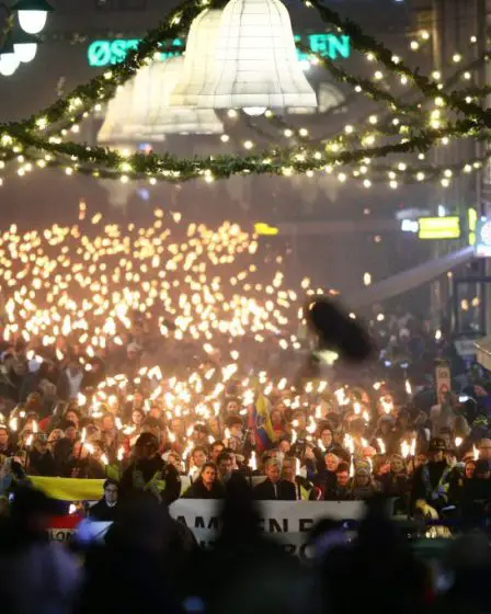 Le nouveau lauréat du prix Nobel acclamé par une foule de sympathisants aux flambeaux 5 Le nouveau lauréat du prix Nobel acclamé par une foule de sympathisants aux flambeaux - 4