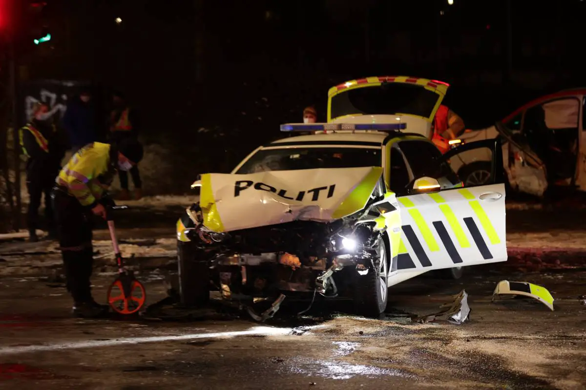 PHOTO : une voiture de police et un taxi entrent en collision à l'intersection du Ring 2 à Oslo - 9