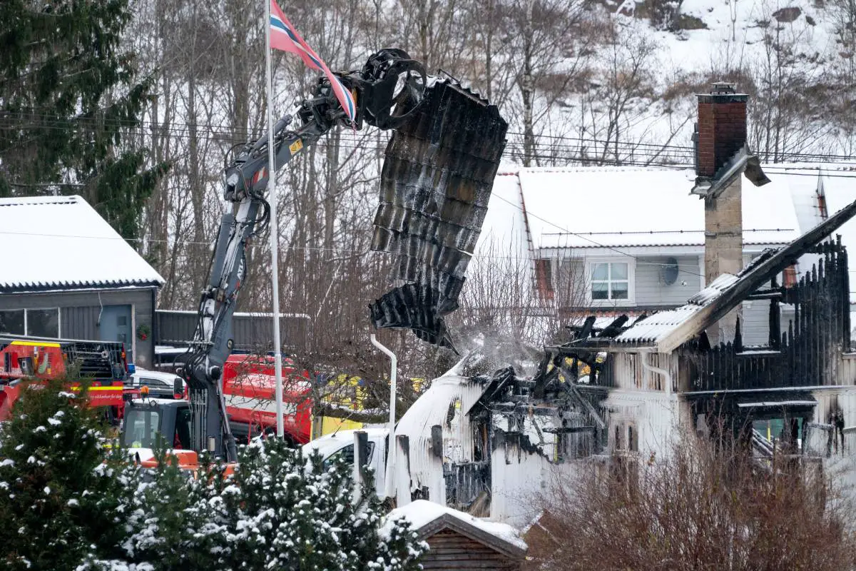 L'incendie de Svelvik fait l'objet d'une enquête pour meurtre-suicide : "Nous sommes sous le choc" 4 L'incendie de Svelvik fait l'objet d'une enquête pour meurtre-suicide : "Nous sommes sous le choc" - 3