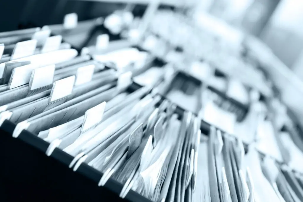 Tous les documents physiques à retirer des salles d'audience 4 Tous les documents physiques à retirer des salles d'audience - 3