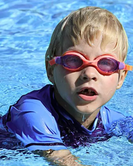 Tribunal : les filles musulmanes doivent suivre des cours de natation avec les garçons 21 Tribunal : les filles musulmanes doivent suivre des cours de natation avec les garçons - 20